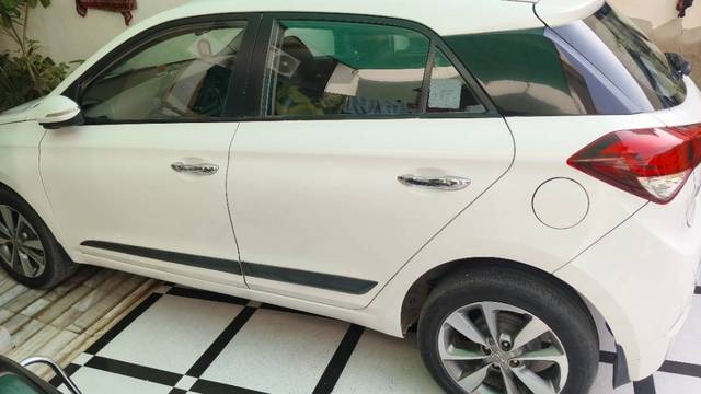https://images10.gaadi.com/usedgaadi-sellcar/UsedCar/g5b35160a/2e1e9562-743c-4f16-944d-df20682fa898.jpg?imwidth=6402