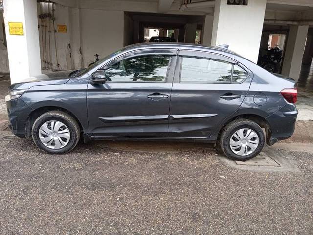 https://images10.gaadi.com/usedgaadi-sellcar/UsedCar/g5b69e1ca/d889ebb5-0e60-40a0-90ee-f90cdd0cf9e1.jpg?imwidth=6401