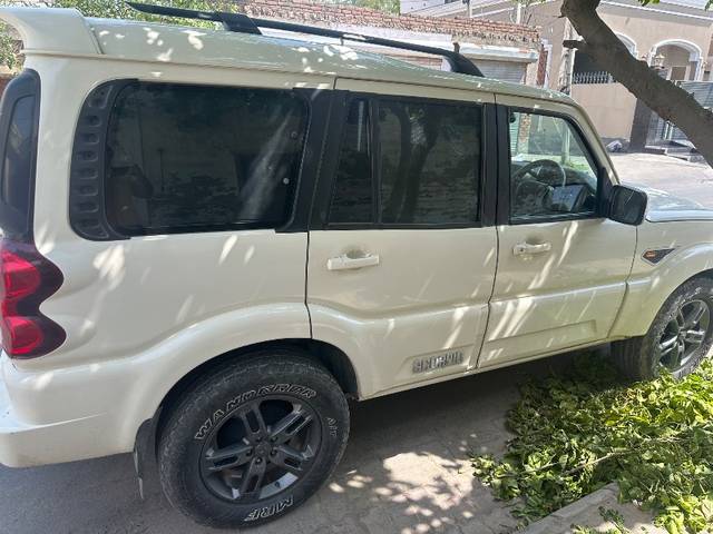 https://images10.gaadi.com/usedgaadi-sellcar/UsedCar/g5b6c535a/a81aa426-fb8d-44d1-aafb-b66f48823cbc.jpeg?imwidth=6400