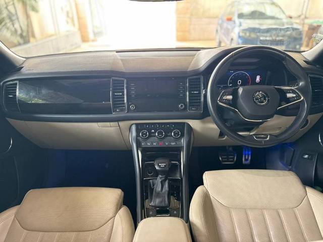 https://images10.gaadi.com/usedgaadi-sellcar/UsedCar/g5babd4ba/c721aaa1-afed-4470-a65f-3e07e7938930.jpg?imwidth=6402