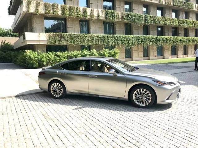 https://images10.gaadi.com/usedgaadi-sellcar/UsedCar/g5c8e69ca/fdce73e9-6771-4d65-8ae6-fa1750d48cf5.jpg?imwidth=6400