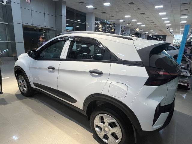 https://images10.gaadi.com/usedgaadi-sellcar/UsedCar/g5c9f1fea/7d087ab3-ae3d-48aa-a292-f2c467277bee.jpeg?imwidth=6402