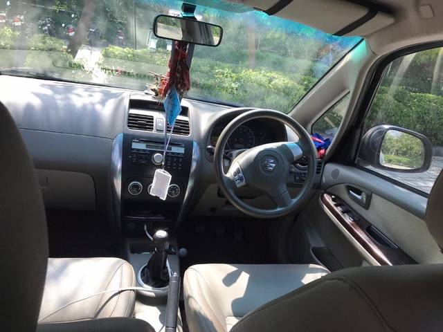 https://images10.gaadi.com/usedgaadi-sellcar/UsedCar/g5cffe84a/bd36b57c-d10a-42fb-9887-d9a869c12bbb.jpeg?imwidth=6402