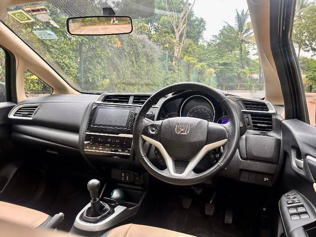 https://images10.gaadi.com/usedgaadi-sellcar/UsedCar/g5d10ec0a/4bc0cd0f-539a-49fd-b89a-983ddbf938aa.jpeg?imwidth=6401