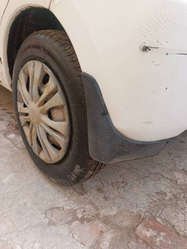 https://images10.gaadi.com/usedgaadi-sellcar/UsedCar/g5d2d796a/8e5a2844-17f3-4691-87a5-150a115f11da.jpg?imwidth=6402