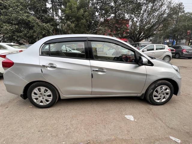https://images10.gaadi.com/usedgaadi-sellcar/UsedCar/g5d3b242a/dcd764cd-a7c6-4ceb-a311-03484d7729f0.jpeg?imwidth=6401