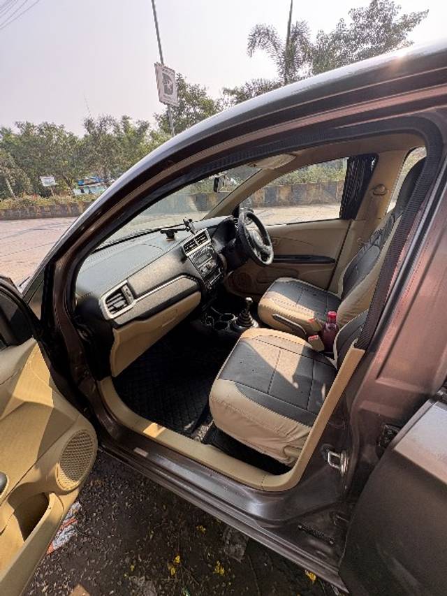 https://images10.gaadi.com/usedgaadi-sellcar/UsedCar/g5d6b839a/f8169152-d399-460f-b97e-4e518437f388.jpeg?imwidth=6402