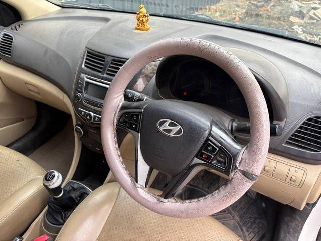 https://images10.gaadi.com/usedgaadi-sellcar/UsedCar/g5d6fd2ea/2bfc14f8-fbb4-42fa-bf4c-efe4defd06c2.jpg?imwidth=6402
