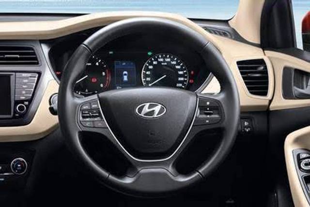 https://images10.gaadi.com/usedgaadi-sellcar/UsedCar/g5d9e344a/470f8b7f-4964-43be-9d73-286866adeb87.jpeg?imwidth=6401