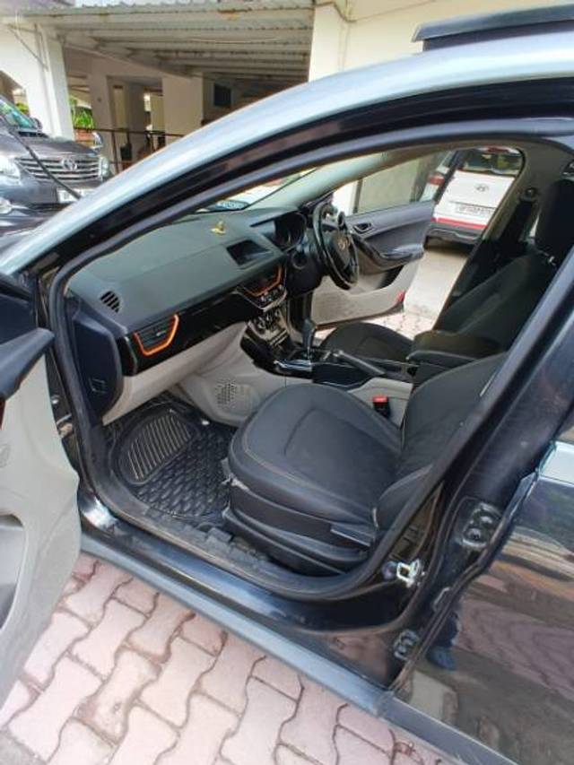 https://images10.gaadi.com/usedgaadi-sellcar/UsedCar/g5dd2b60a/7cd58190-7dab-4aa7-bc61-a3f50199695c.jpg?imwidth=6402