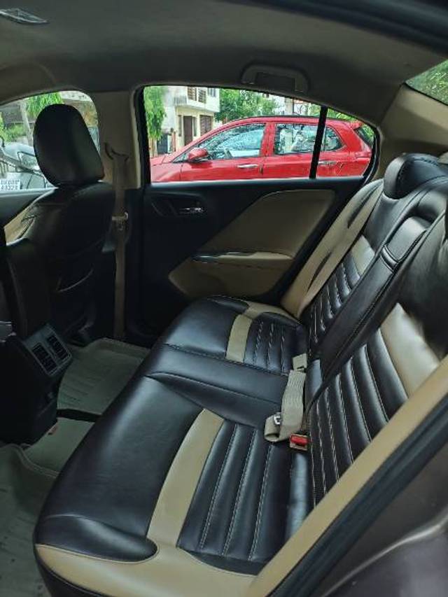 https://images10.gaadi.com/usedgaadi-sellcar/UsedCar/g5e04ff7a/035943ed-4438-4f45-a906-5ddb952b8935.jpg?imwidth=6402