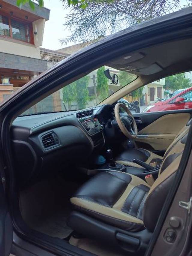 https://images10.gaadi.com/usedgaadi-sellcar/UsedCar/g5e04ff7a/78d7db86-a638-49d9-8bf3-067c04ed3a43.jpg?imwidth=6401