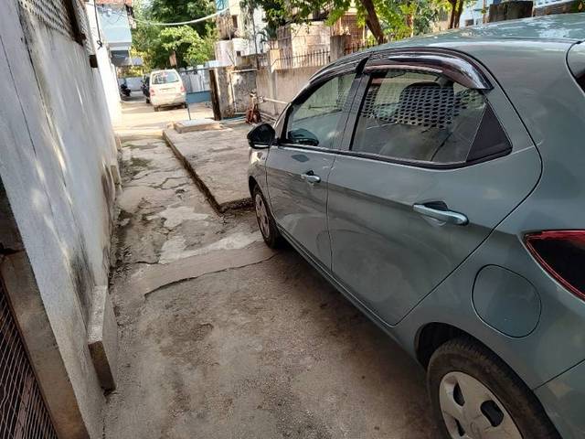https://images10.gaadi.com/usedgaadi-sellcar/UsedCar/g5e60f78a/97d4baa7-e378-4269-83d4-8800bad30274.jpg?imwidth=6402