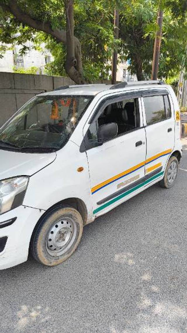 https://images10.gaadi.com/usedgaadi-sellcar/UsedCar/g5e9434aa/11af5317-8be6-442c-9cf0-8a2efc556157.jpg?imwidth=6401