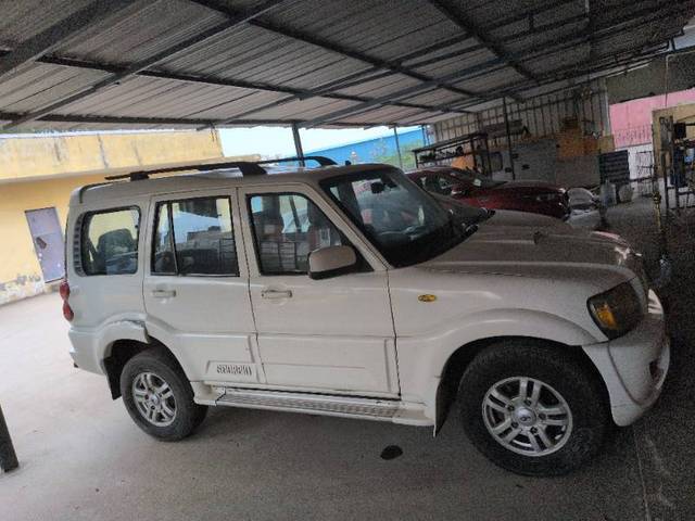 https://images10.gaadi.com/usedgaadi-sellcar/UsedCar/g5eca4d5a/24b62417-211d-419b-82ce-10b078e2e4d5.jpg?imwidth=6400