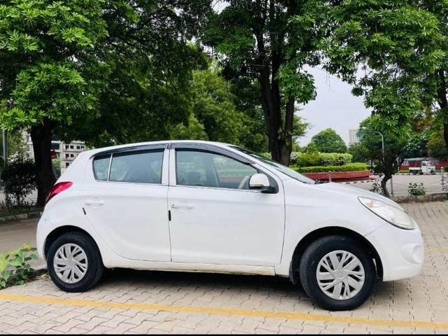https://images10.gaadi.com/usedgaadi-sellcar/UsedCar/g5f33e53a/f9ec63f4-971c-47ca-a911-0a9d2e9c75a9.jpg?imwidth=6401