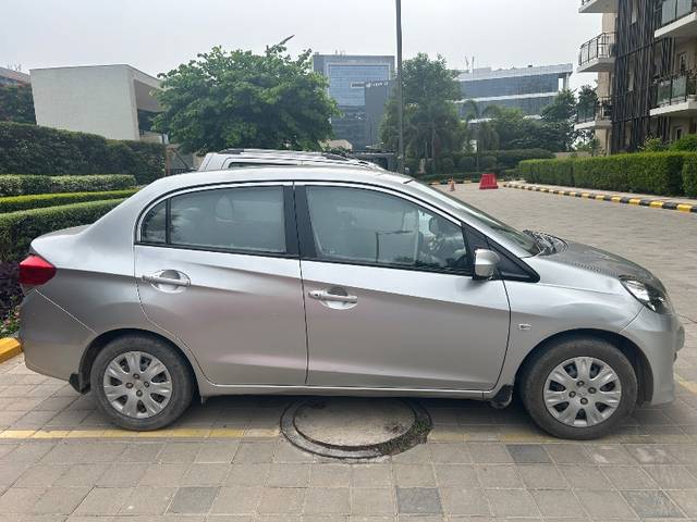 https://images10.gaadi.com/usedgaadi-sellcar/UsedCar/g5f4b888a/a8464da0-1b78-435b-a649-10ce11138b64.jpeg?imwidth=6401