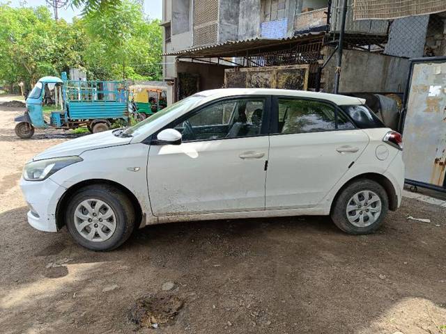 https://images10.gaadi.com/usedgaadi-sellcar/UsedCar/g5ff7dfea/c0b7b9a1-8399-4e69-b2ef-93ccd37b92d2.jpg?imwidth=6400