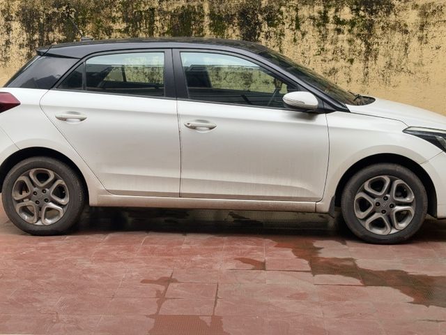 Hyundai i20 1.2 Asta Dual Tone Second-hand 2018 Hyundai i20 1.2 Asta Dual Tone for sale in Mumbai