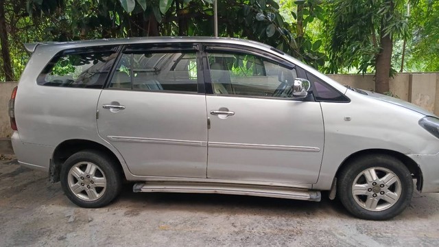 Second-hand 2006 Toyota Innova 2.5 E Diesel PS 7-Seater for sale in Hyderabad