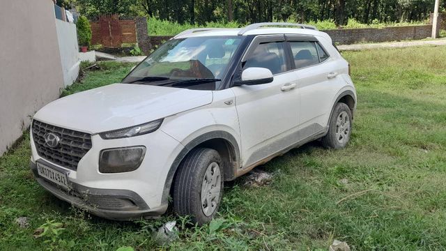 Second-hand 2021 Hyundai Venue एस रेनफोर्स्ड for sale in Dehradun