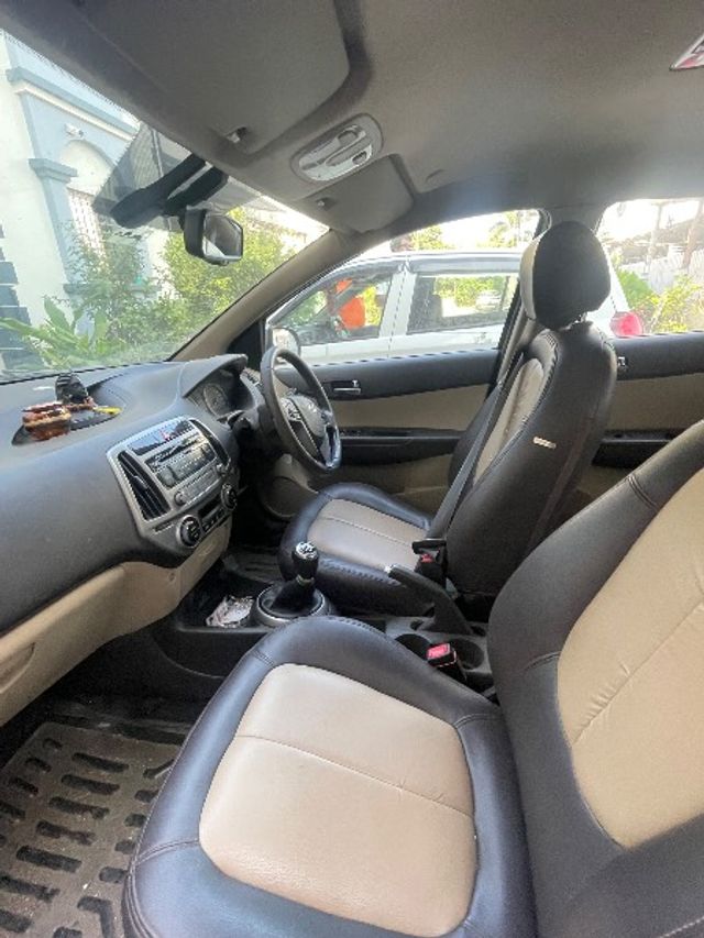 Hyundai i20 स्पोर्टज़ 1.4 CRDi Second-hand 2014 Hyundai i20 स्पोर्टज़ 1.4 CRDi for sale in Navsari