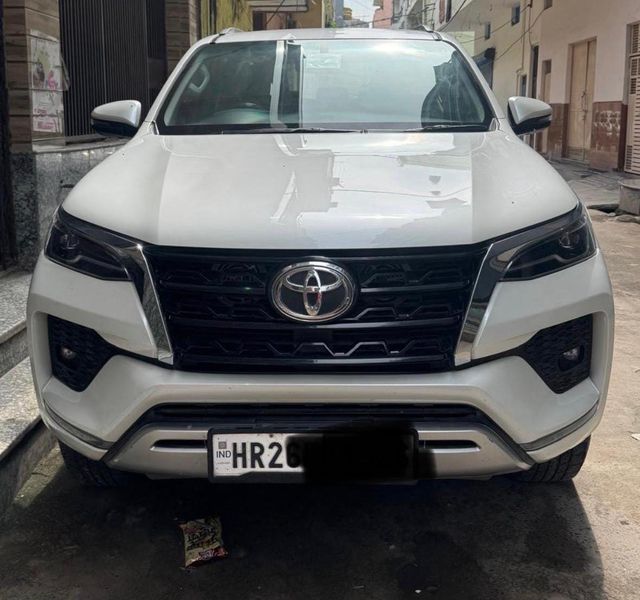 Toyota Fortuner 4x2 डीजल एटी Second-hand 2024 Toyota Fortuner 4x2 डीजल एटी for sale in New Delhi