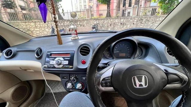 Second-hand 2015 Honda Brio S MT for sale in Thane-7