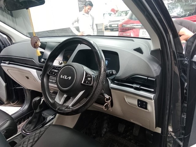 Second-hand 2023 Kia Carens Prestige for sale in New Delhi-2