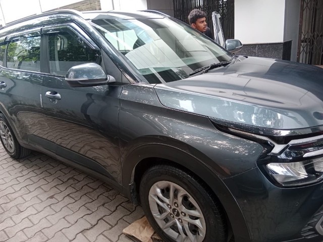 Second-hand 2023 Kia Carens Prestige for sale in New Delhi-1