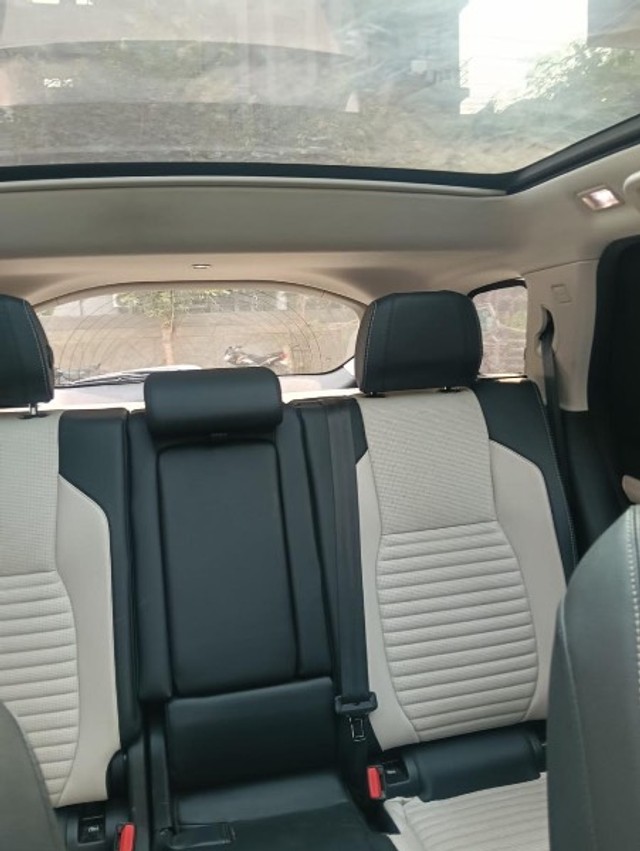 Second-hand 2024 Land Rover Discovery 2.0 SE for sale in Noida-5