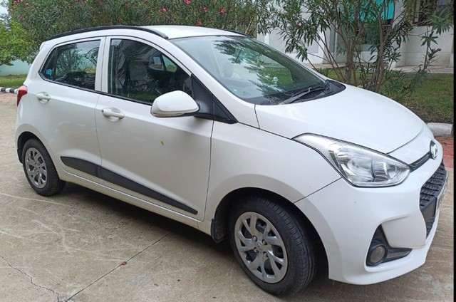Second-hand 2017 Hyundai Grand i10 1.2 CRDi Sportz Option for sale in Gorakhpur