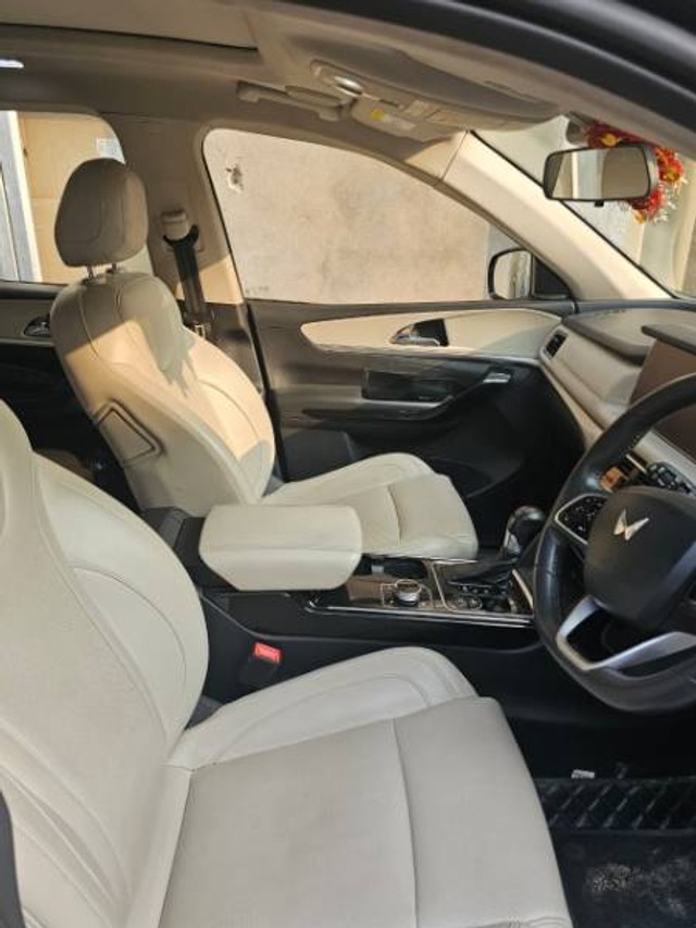 Second-hand 2022 Mahindra XUV700 AX7 Diesel AT Luxury Pack BSVI for sale in Kanpur-3