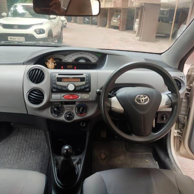 Second-hand 2011 Toyota Etios V for sale in Vasai-5