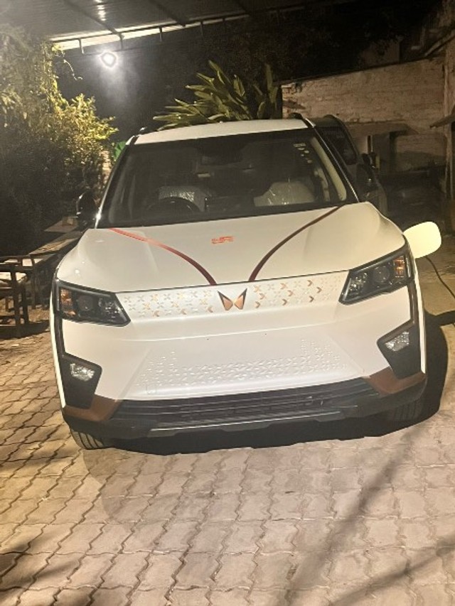 Second-hand 2025 Mahindra XUV400 EV EL Pro DT 394 kWh for sale in Lucknow-1