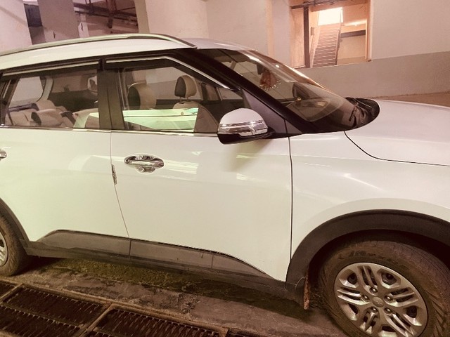 Second-hand 2023 Kia Carens Prestige for sale in Greater Noida-4