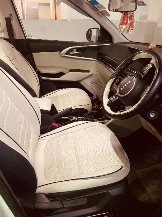 Second-hand 2023 Kia Carens Prestige for sale in Greater Noida-2