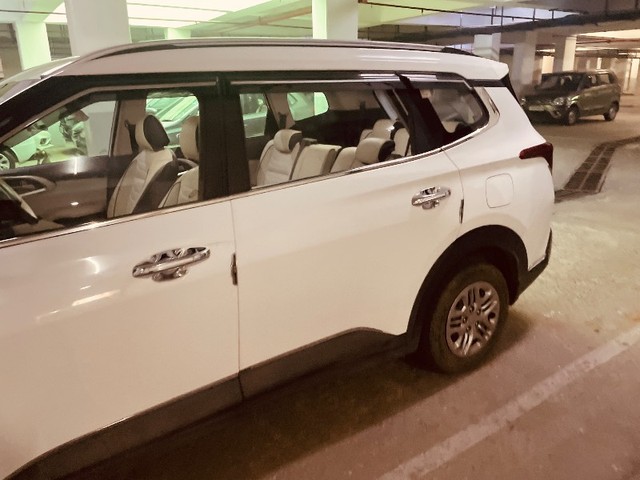 Second-hand 2023 Kia Carens Prestige for sale in Greater Noida-1