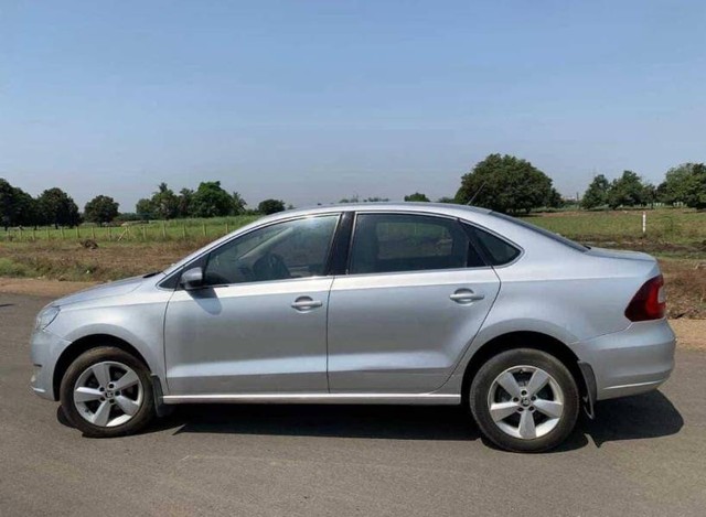 Second-hand 2016 Skoda Rapid 1.5 TDI AT Ambition for sale in Surat-3