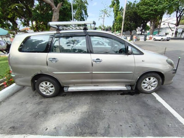 Second-hand 2010 Toyota Innova 2.5 E for sale in Dehradun-1