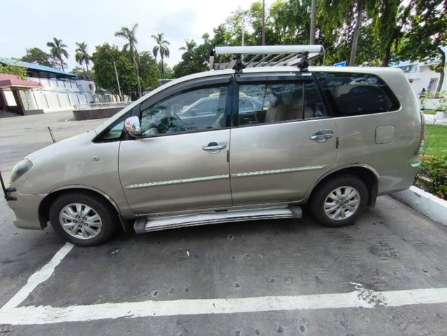 Second-hand 2010 Toyota Innova 2.5 E for sale in Dehradun-2