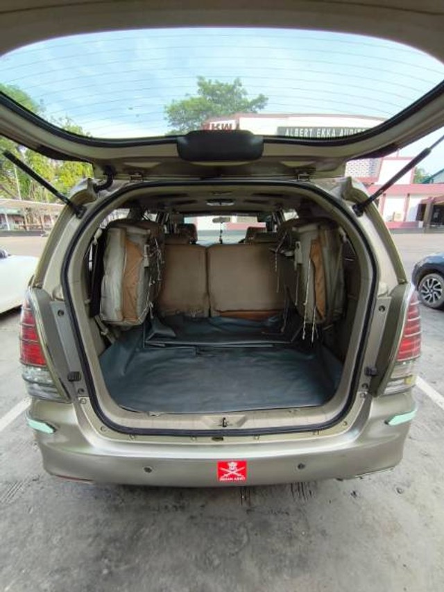 Second-hand 2010 Toyota Innova 2.5 E for sale in Dehradun-3