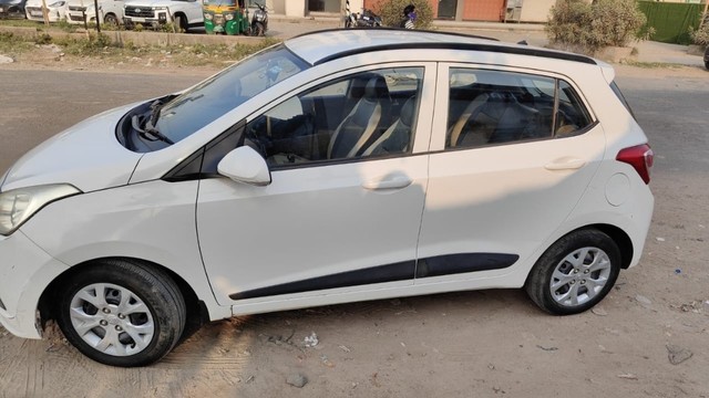 Second-hand 2016 Hyundai Grand i10 Sportz CNG for sale in Ahmedabad-3