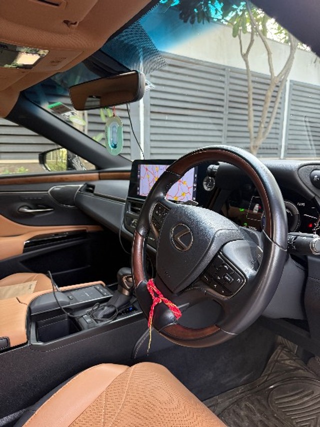 Second-hand 2022 Lexus ES 300h Luxury for sale in Gurgaon-5