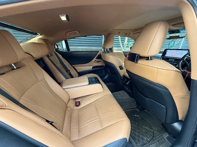 Second-hand 2022 Lexus ES 300h Luxury for sale in Gurgaon-6